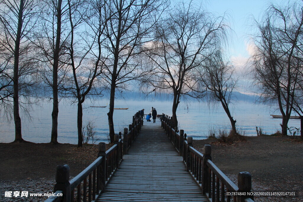 冬日湖畔木栈道上的漫步