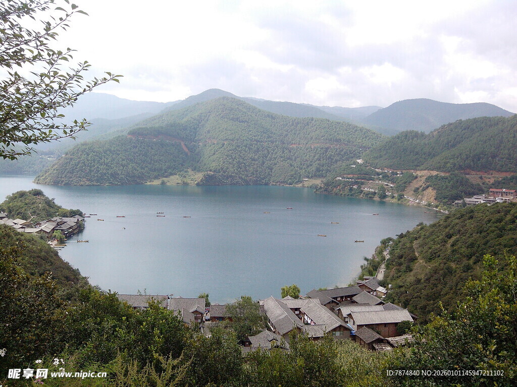 湖畔山间村落美景