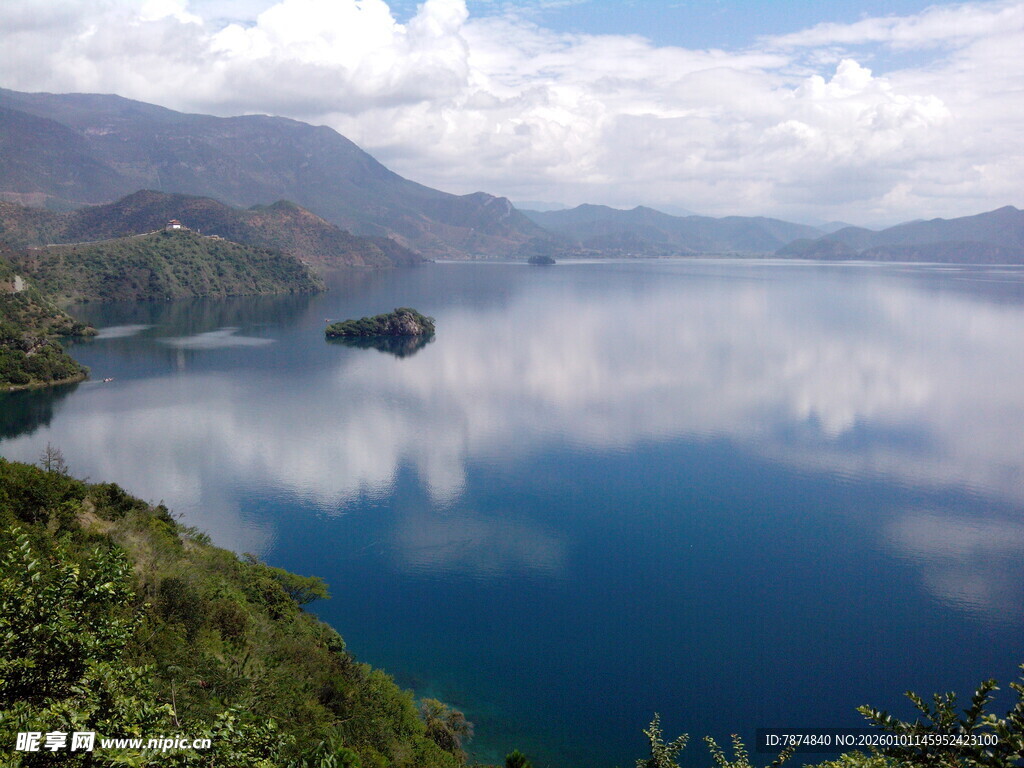 宁静湖景 孤舟映于蓝天碧水