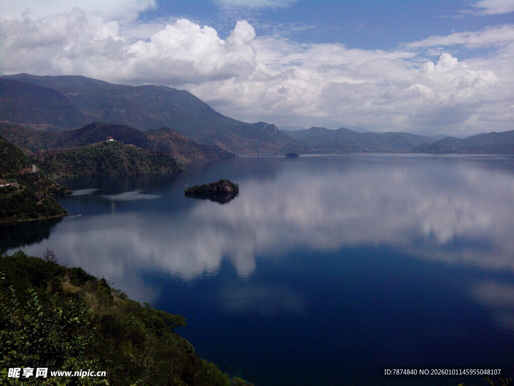 宁静湖景与远处山峦