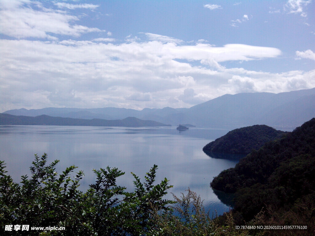 湖畔青山绿水美景