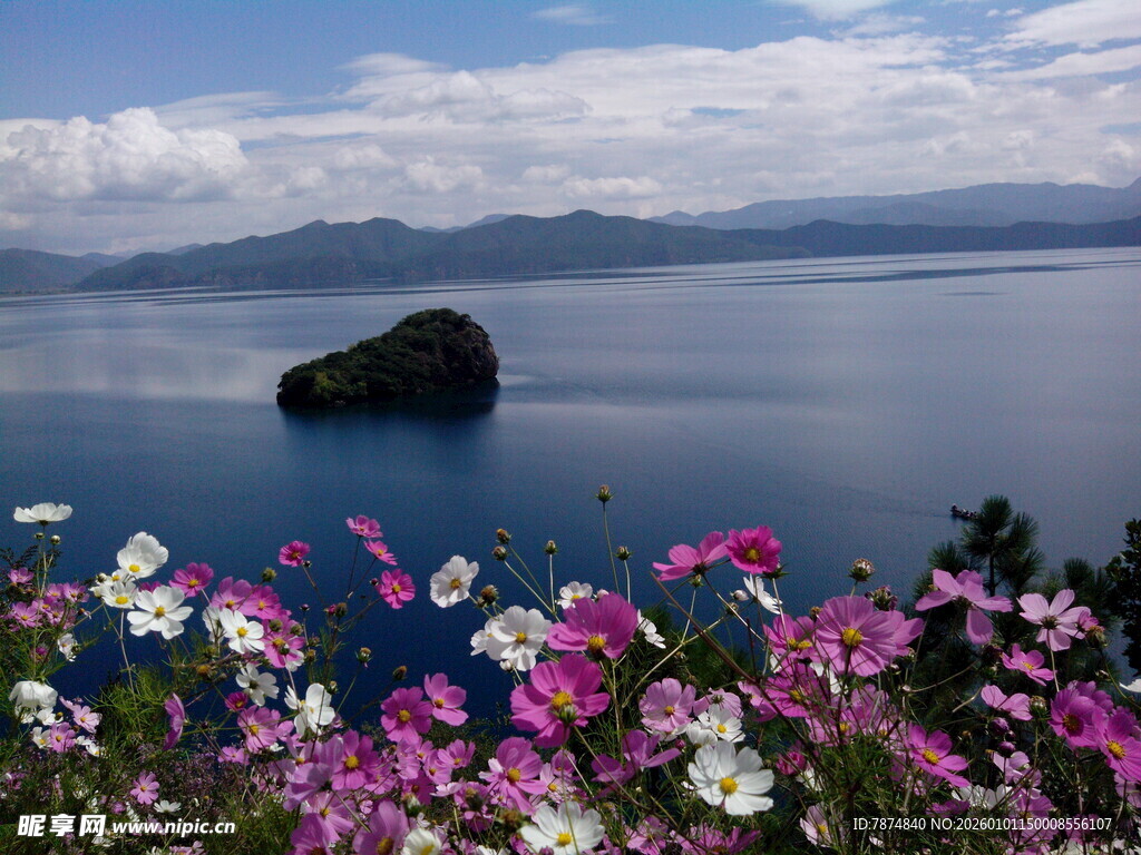 湖畔繁花与孤岛美景