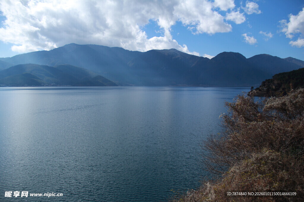 宁静湖景与远山相映