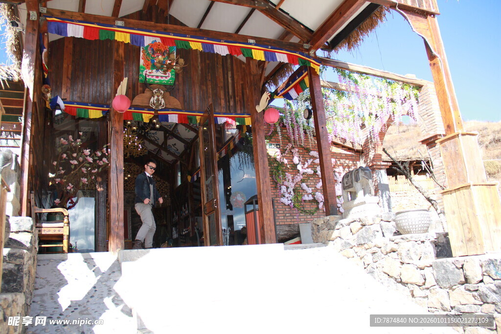 藏式风格建筑 经幡飘扬