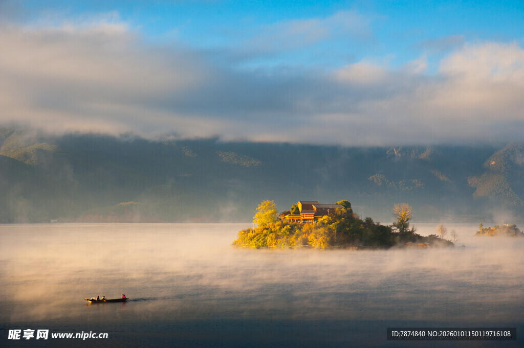 湖中小岛云雾缭绕美景