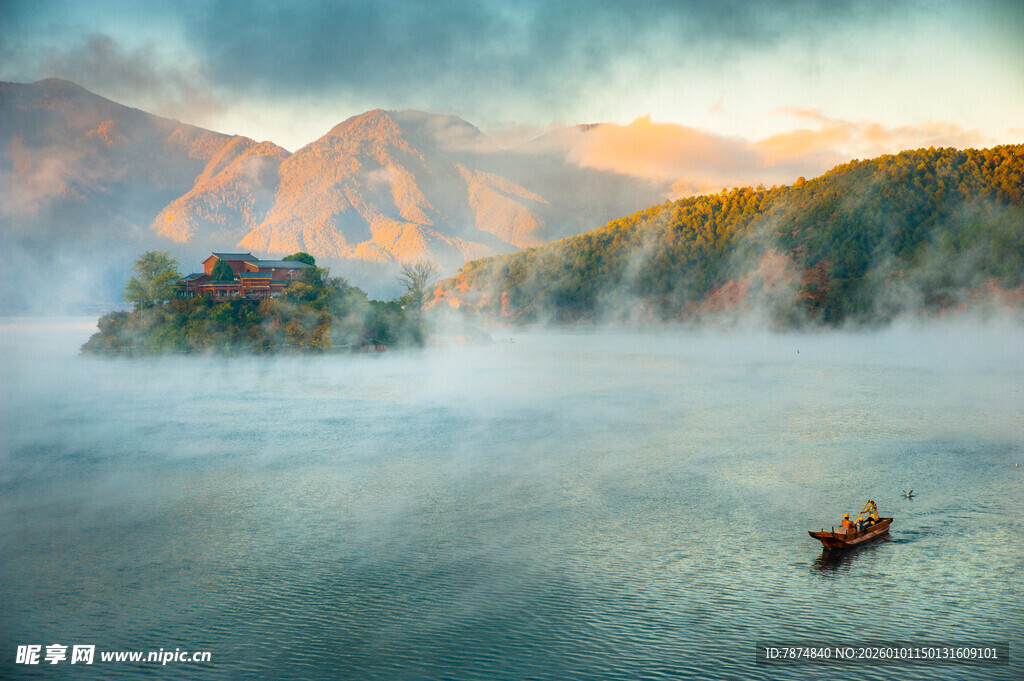 湖中小舟伴山间梦幻景致