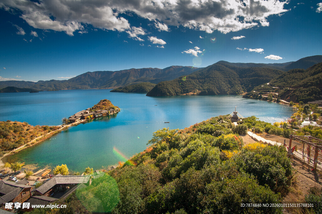 美丽湖景与周边葱郁山色