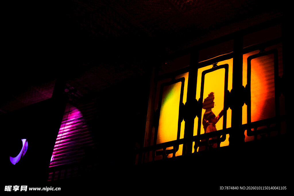 夜晚窗边人影的神秘景象