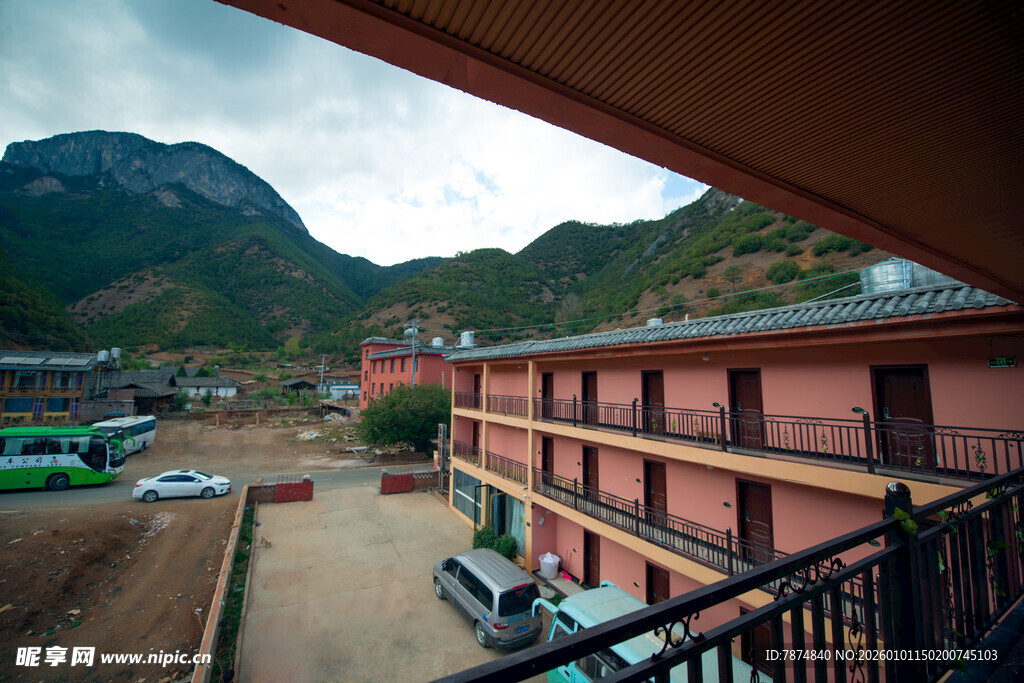 山间多层建筑外观景致