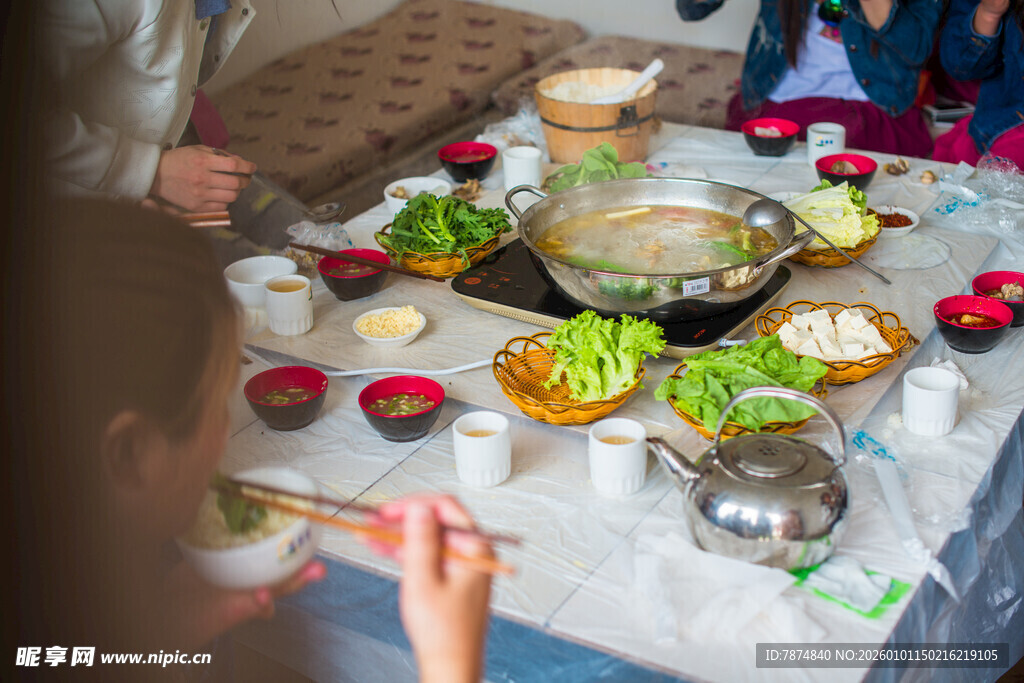 热闹的户外火锅聚餐场景