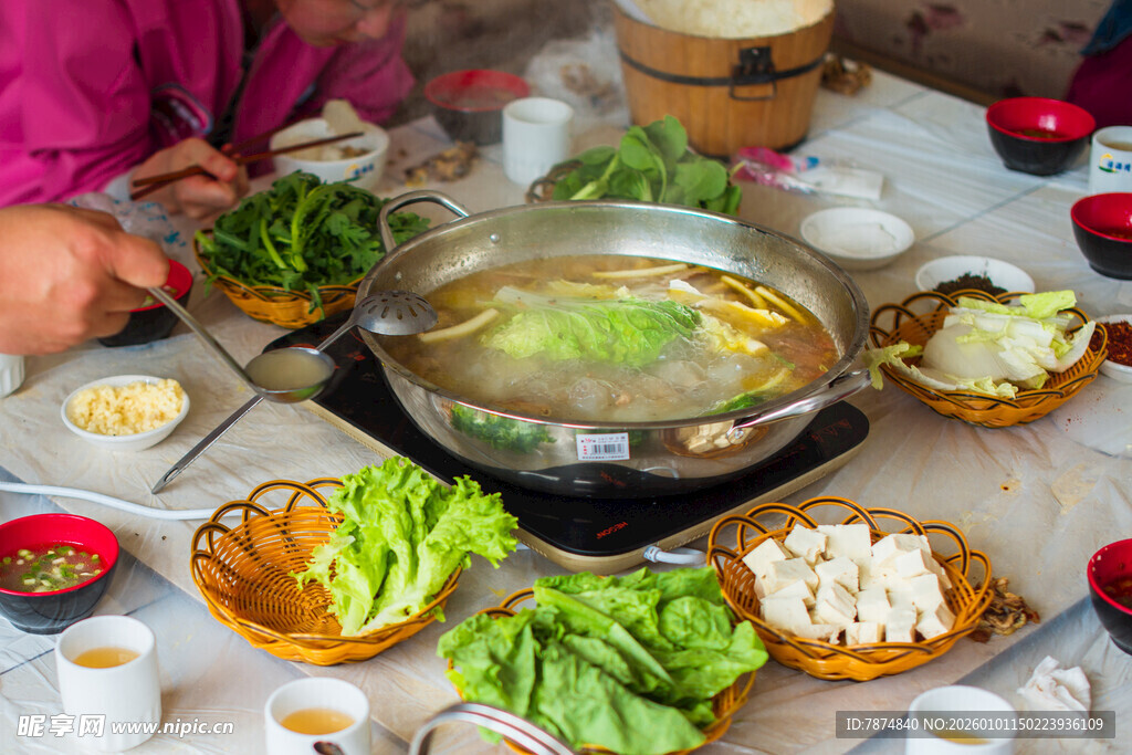 热闹的家庭火锅聚餐场景