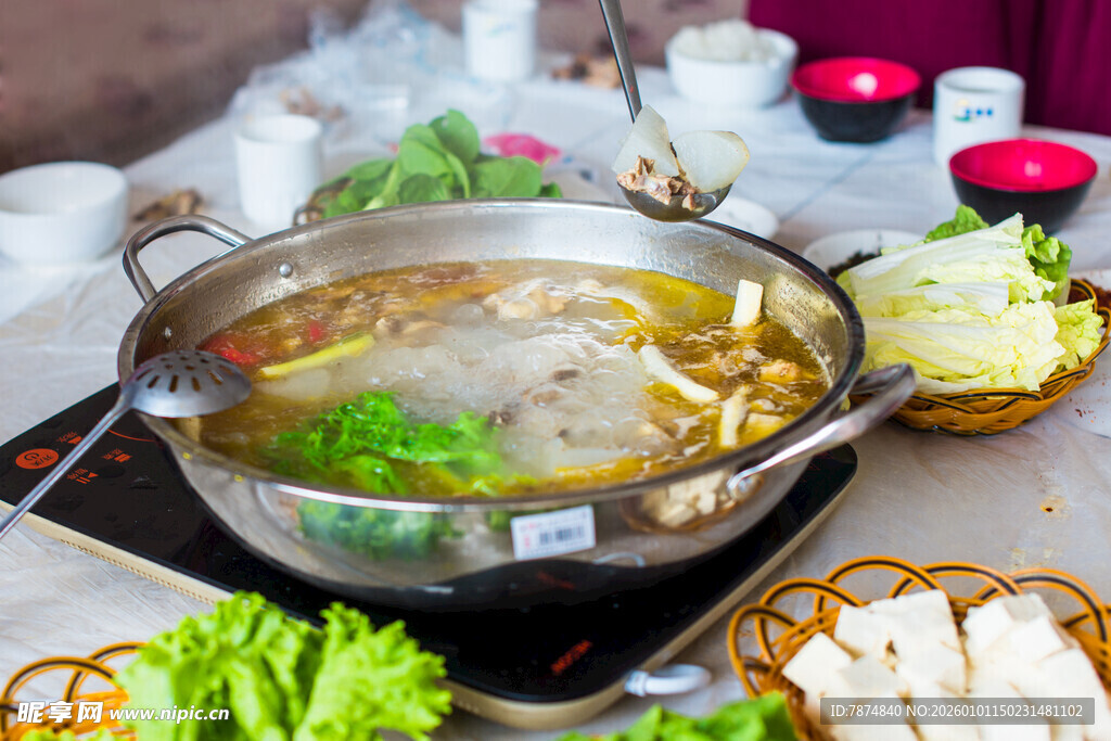 热气腾腾的美味火锅盛宴