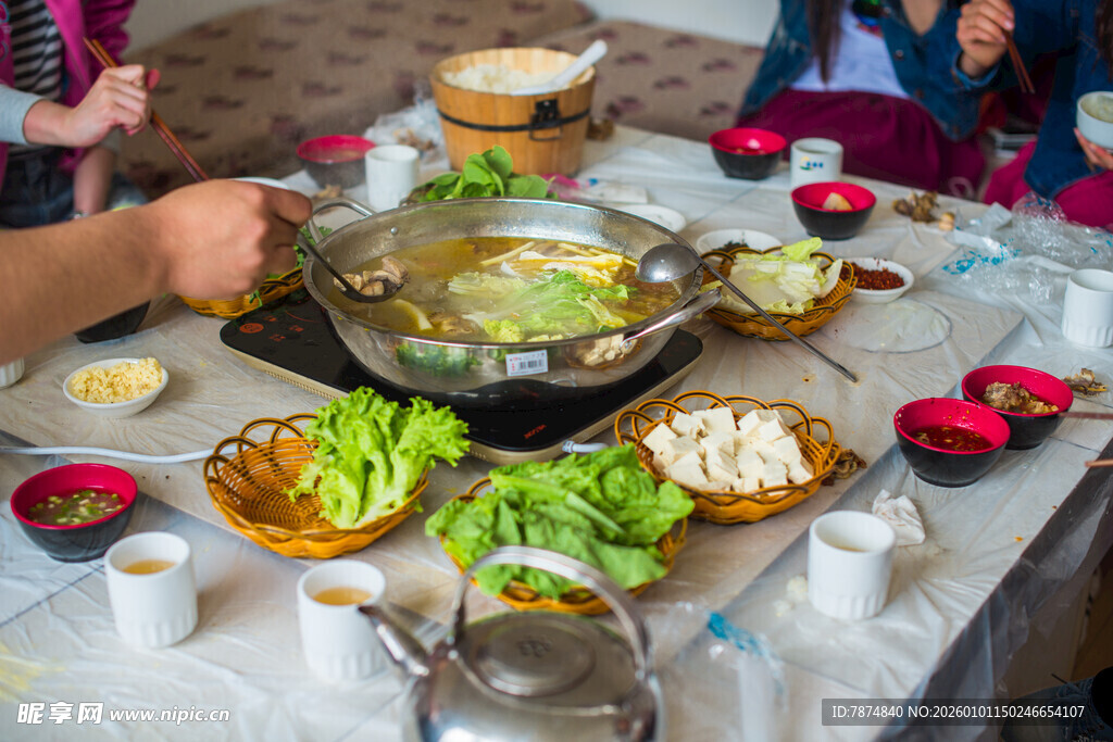 热闹聚餐中的火锅美食