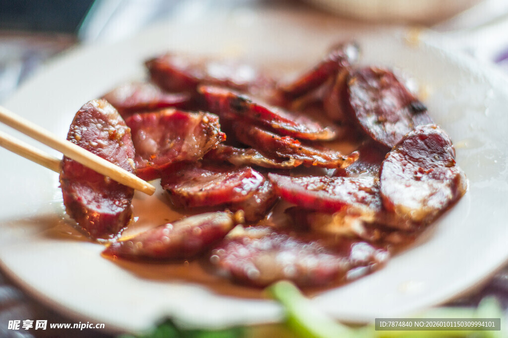 美味香肠筷子夹取特写