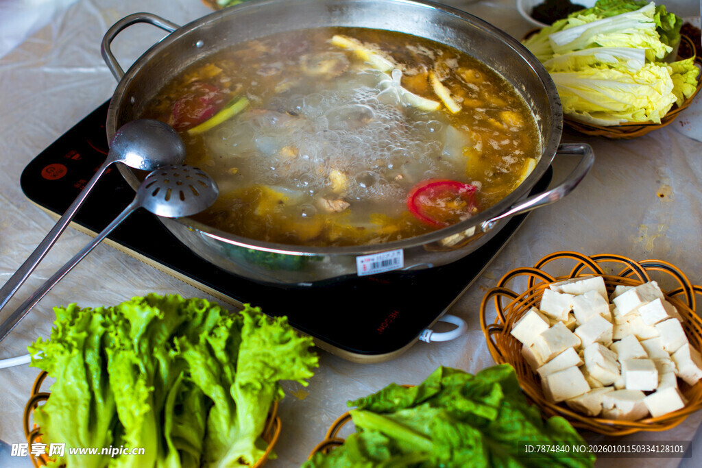 热气腾腾的火锅食材准备中