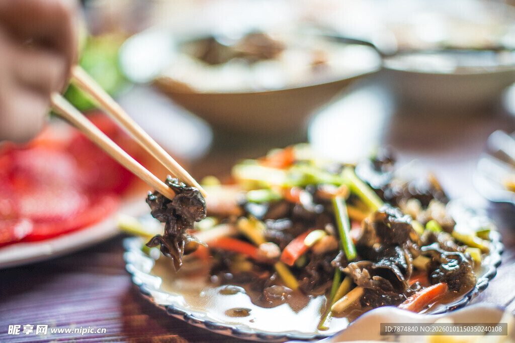 筷子夹起美味凉拌菜