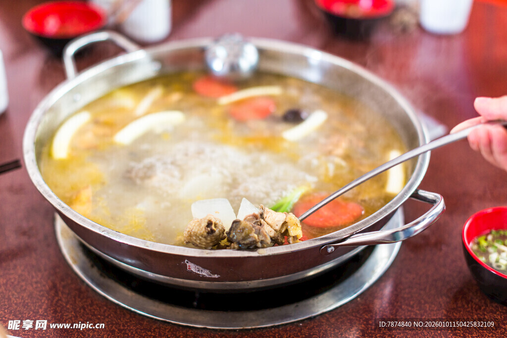 热气腾腾的美味火锅料理