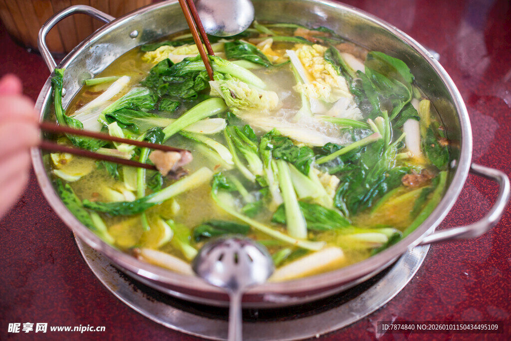 热气腾腾的美味蔬菜火锅