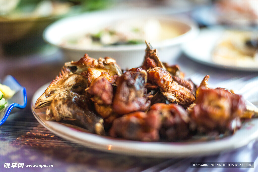 美味油炸螃蟹摆于盘中