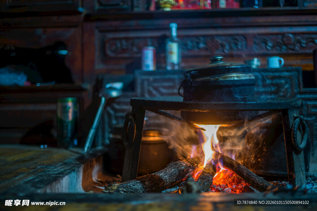 传统炉灶中燃烧的温暖火焰