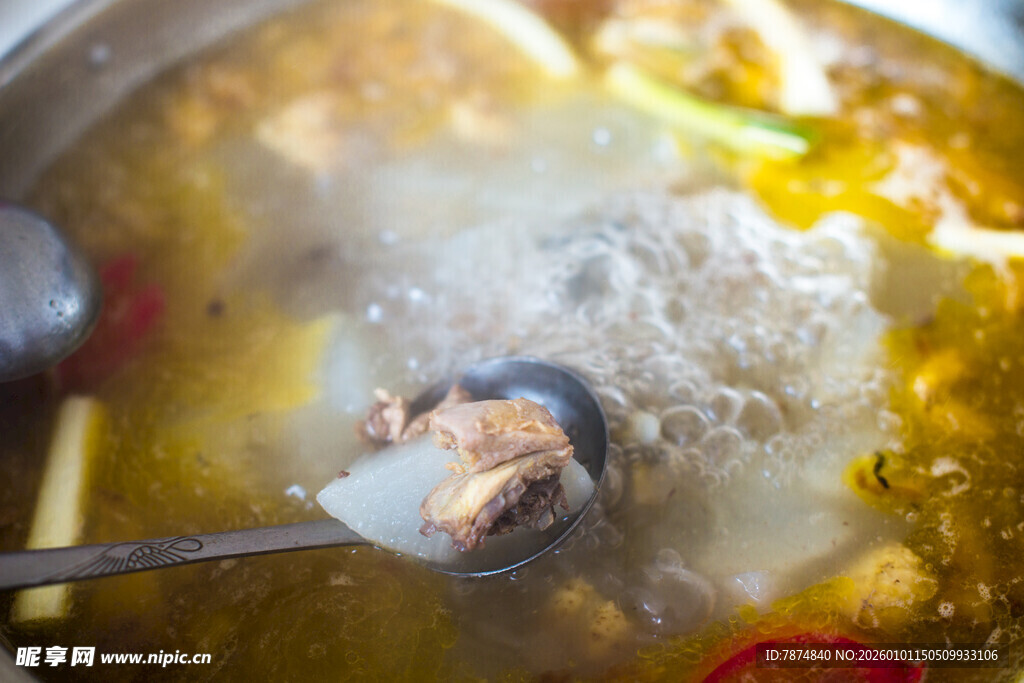 热气腾腾的美味鸡汤