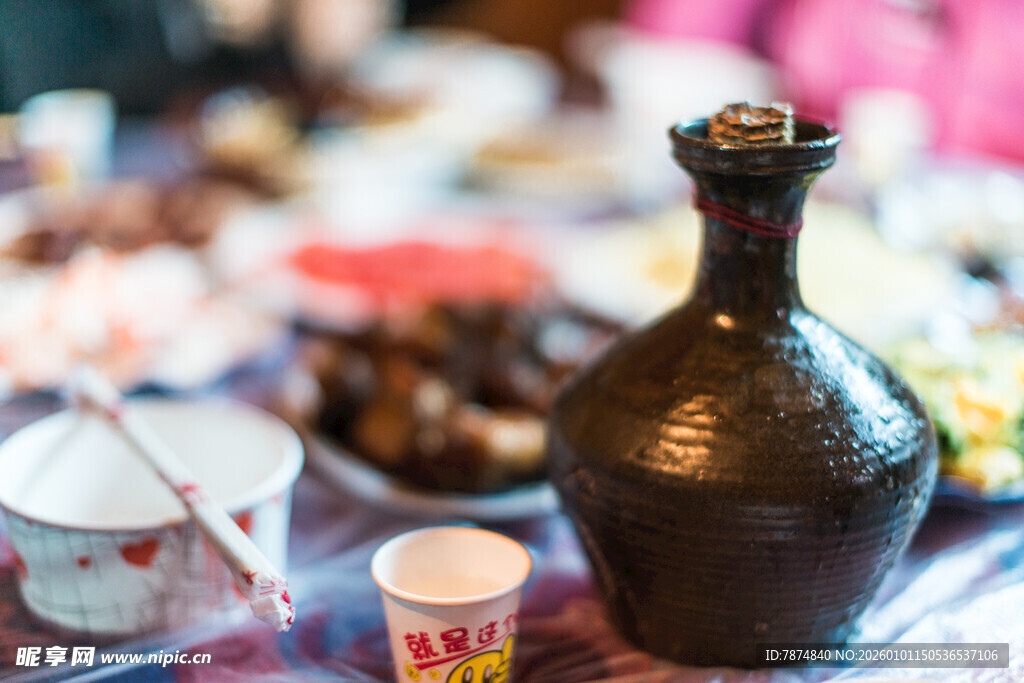 古朴酒壶置于丰盛餐桌