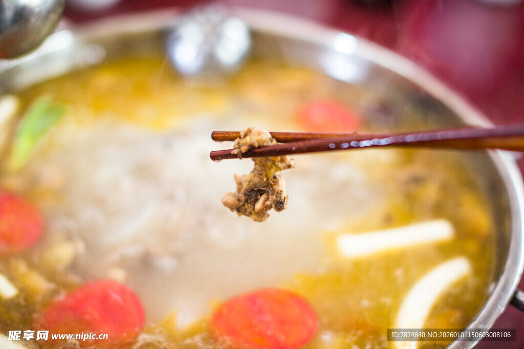 筷子夹起锅中美味食材