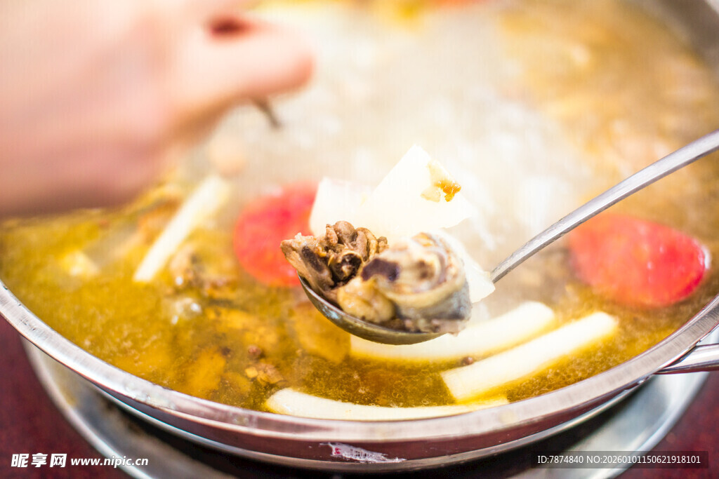 热气腾腾的美味火锅舀汤瞬间