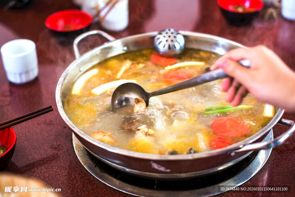 热气腾腾的美味火锅正舀汤