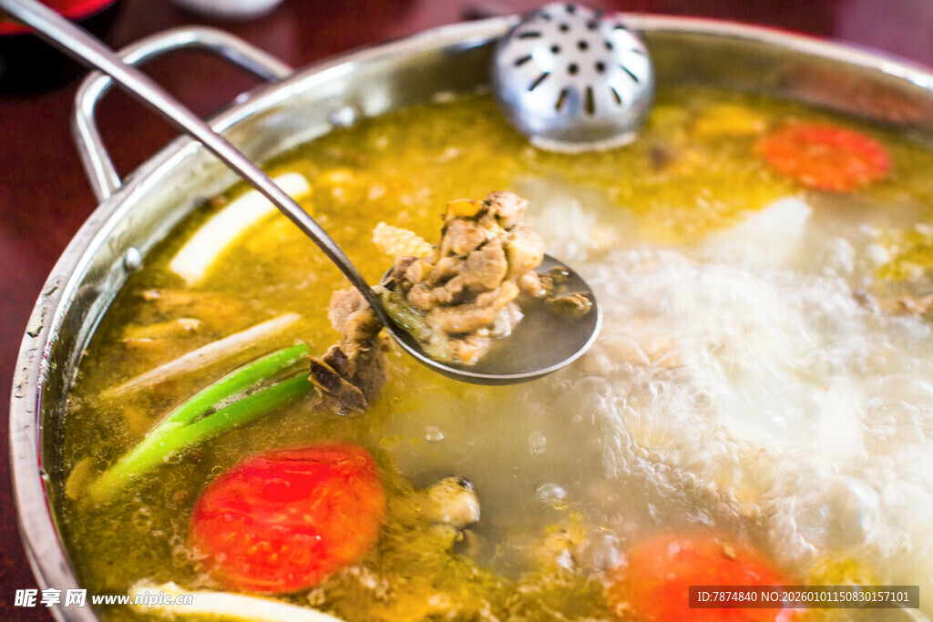 美味火锅食材正被捞出