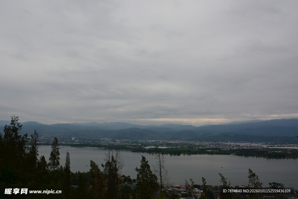 湖畔山林间的朦胧景致