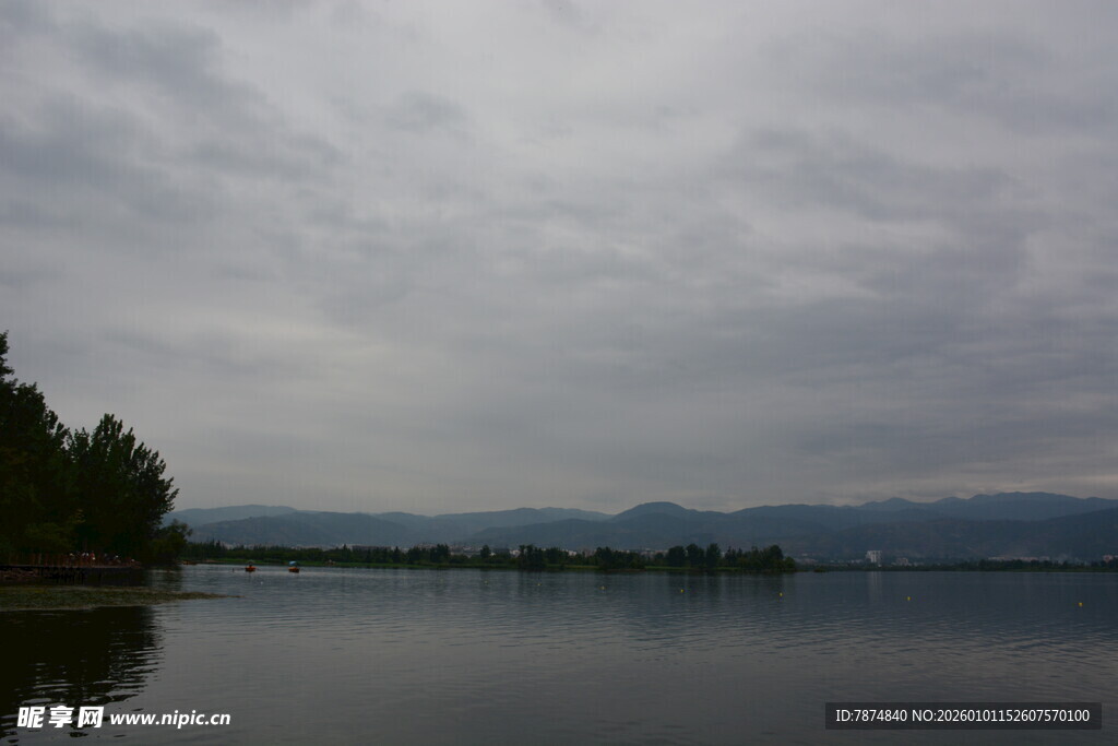 湖畔阴云下的宁静景致