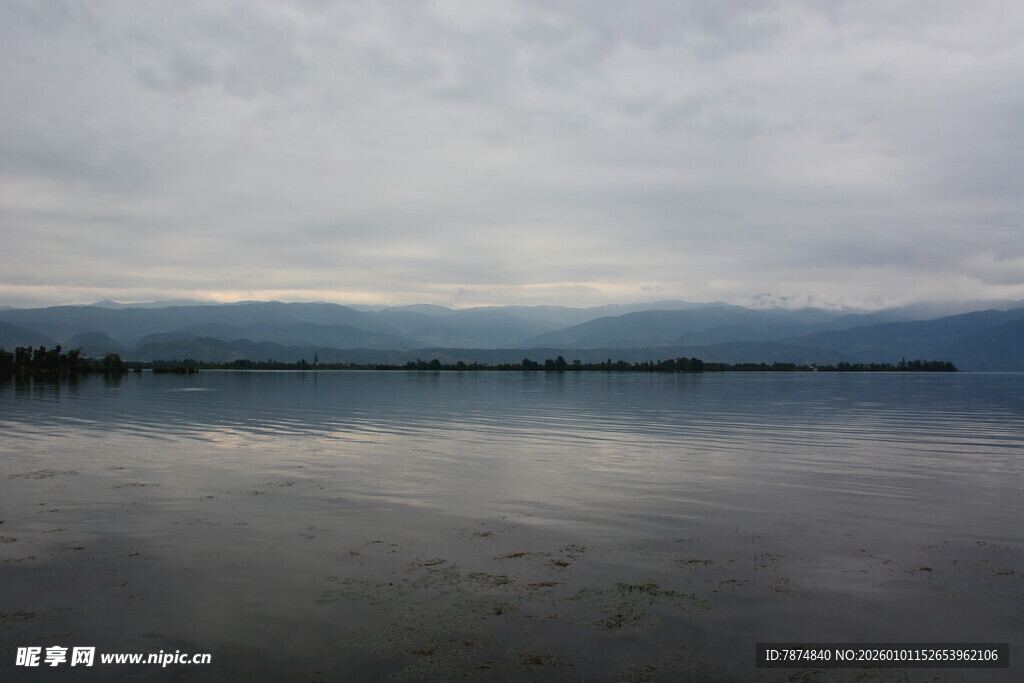 平静湖面与远处山峦