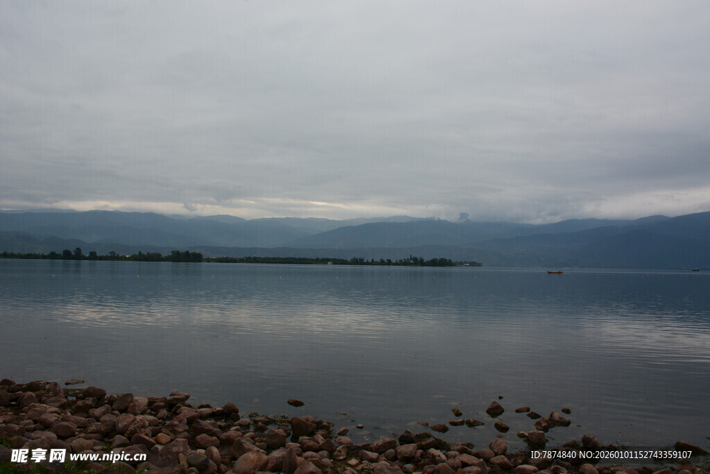 宁静湖畔 远山云雾缭绕