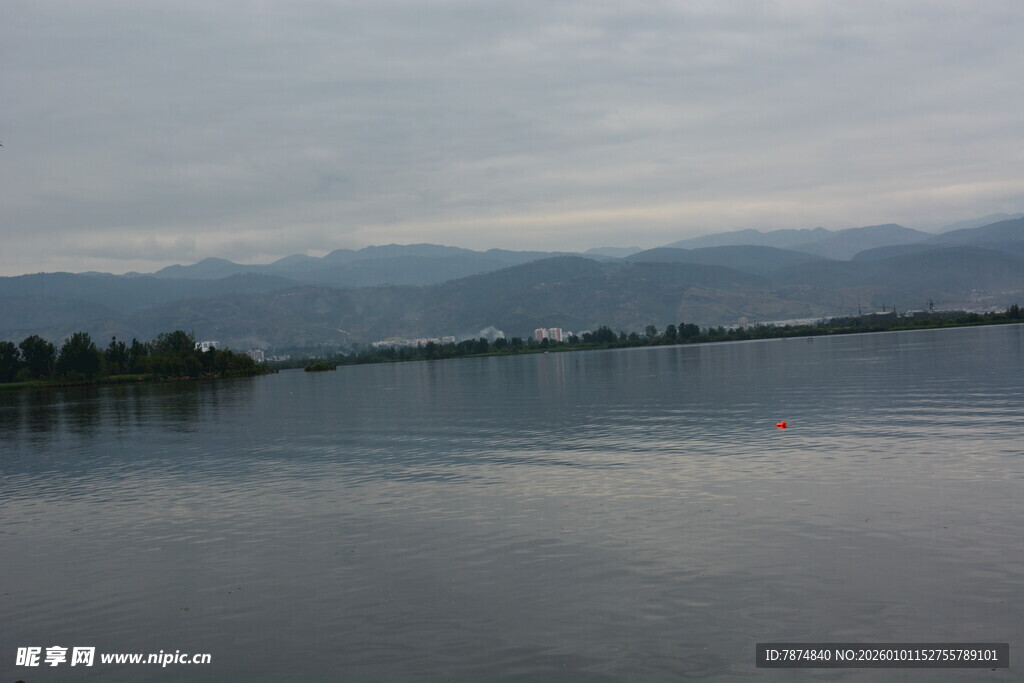 宁静湖面与远处山峦景色