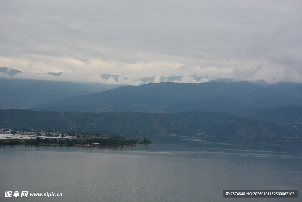 宁静湖景与远方山峦