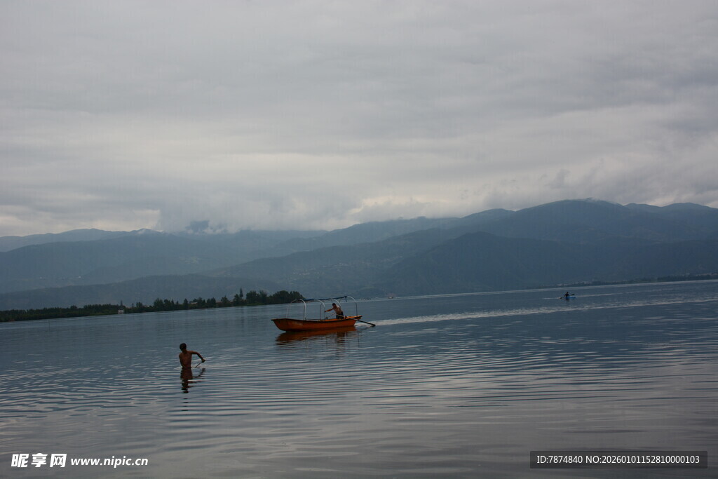 湖畔孤舟与漫步之人