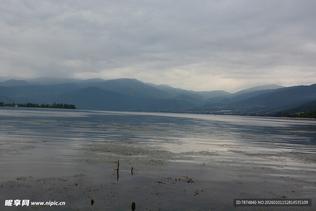 宁静湖畔 远山云雾缭绕