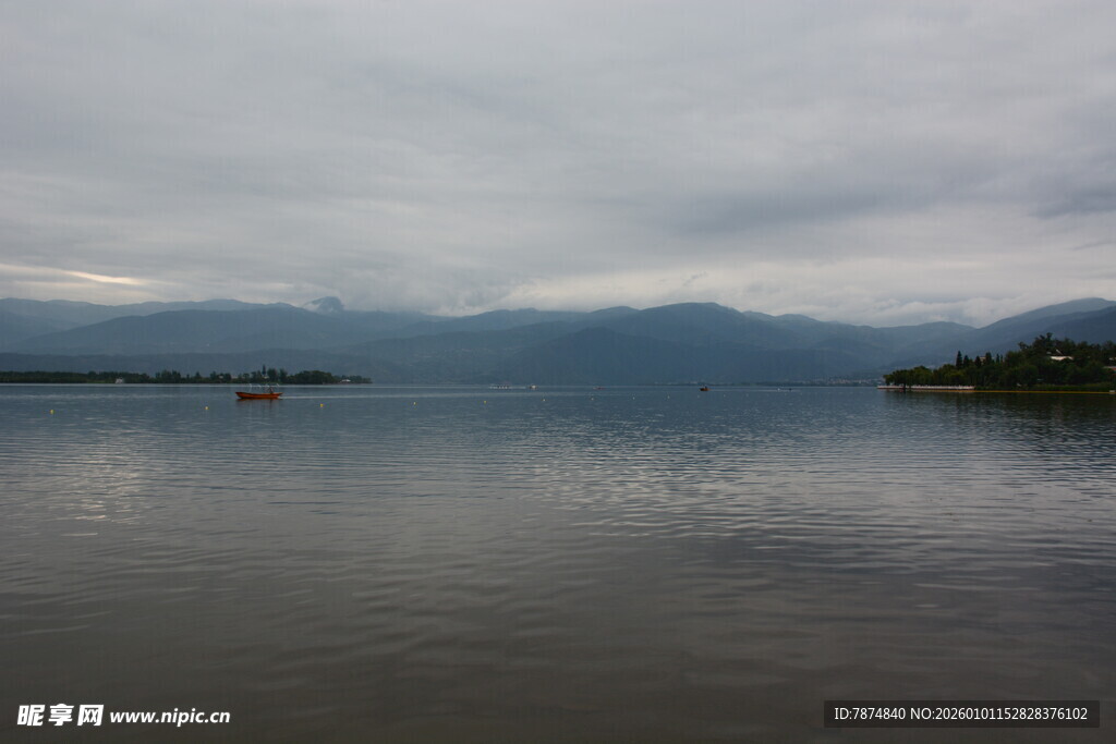 宁静湖面与远处山峦景色