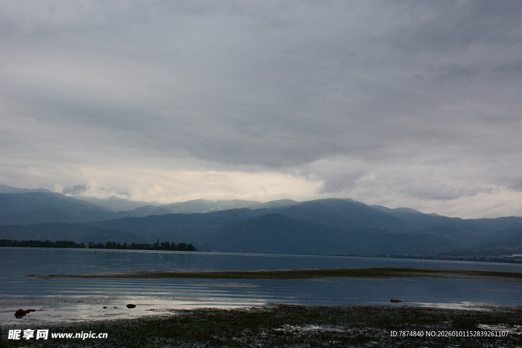 阴天下的湖景与远山