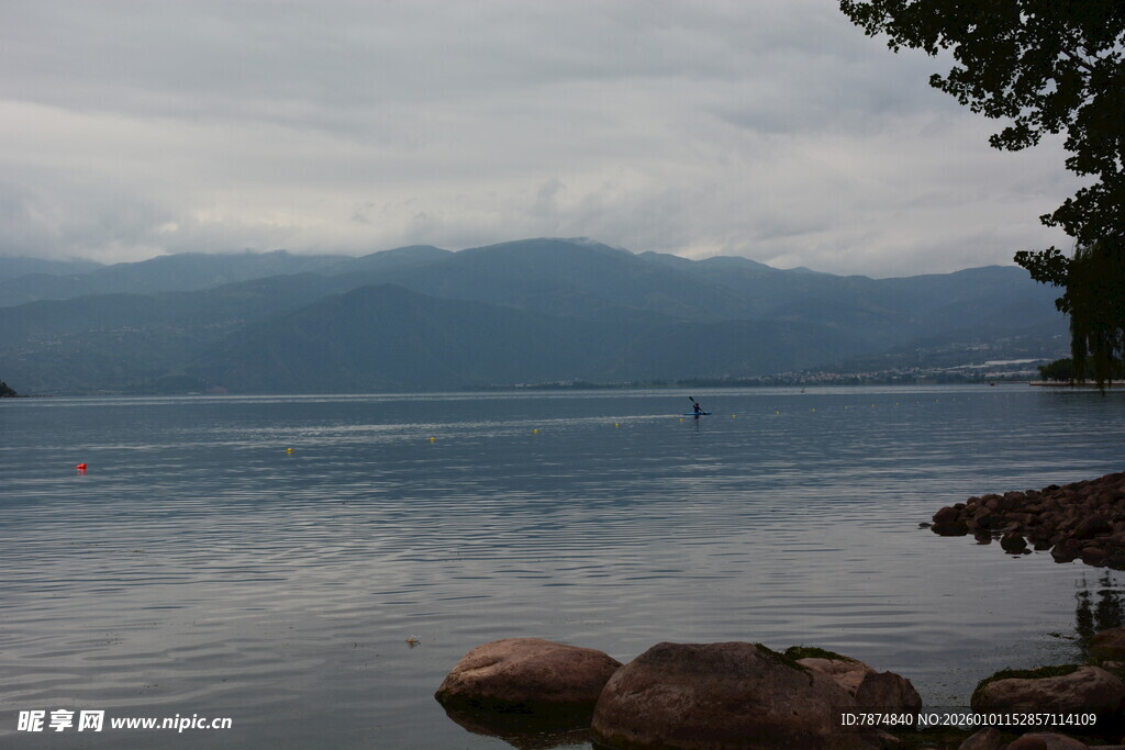 宁静湖畔的山水风光