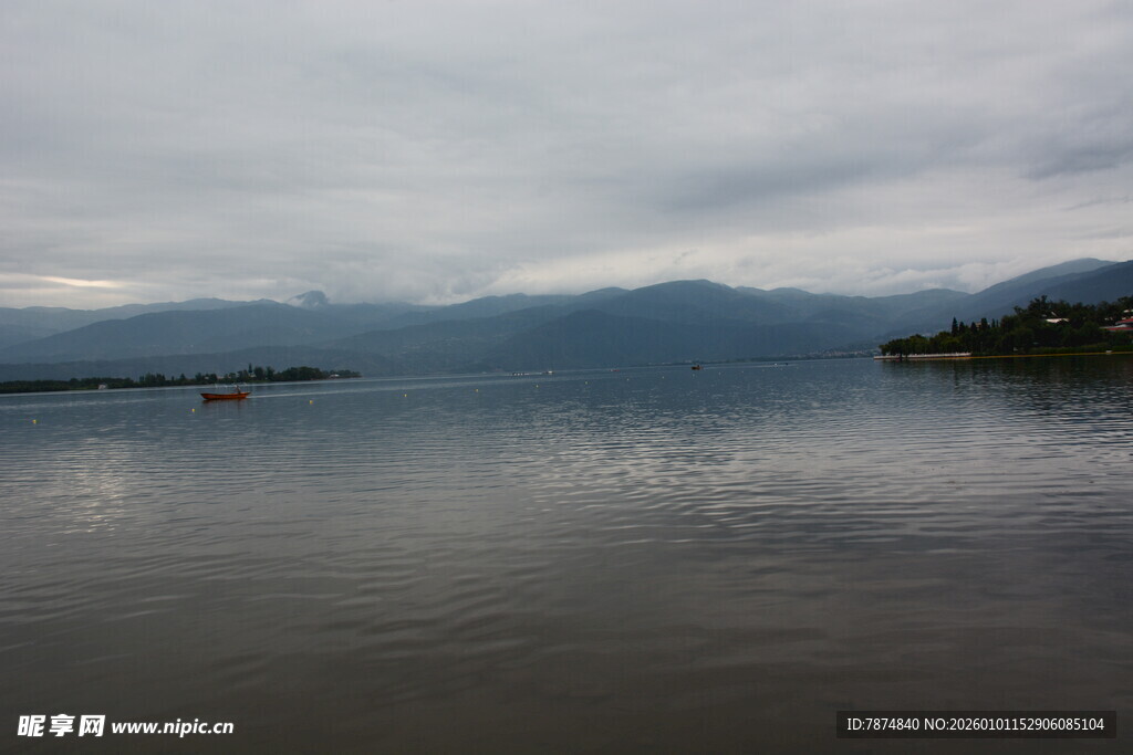 宁静湖面与远处山峦景色