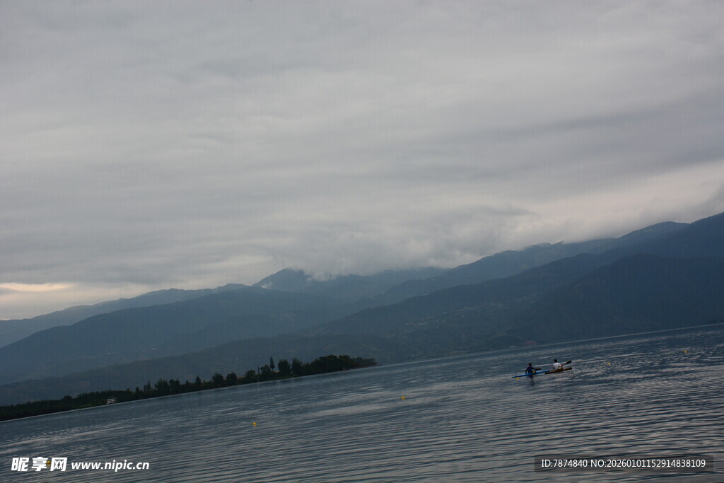云雾缭绕的山水景致