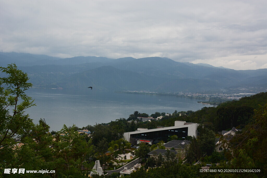 山间俯瞰湖景与城镇风光