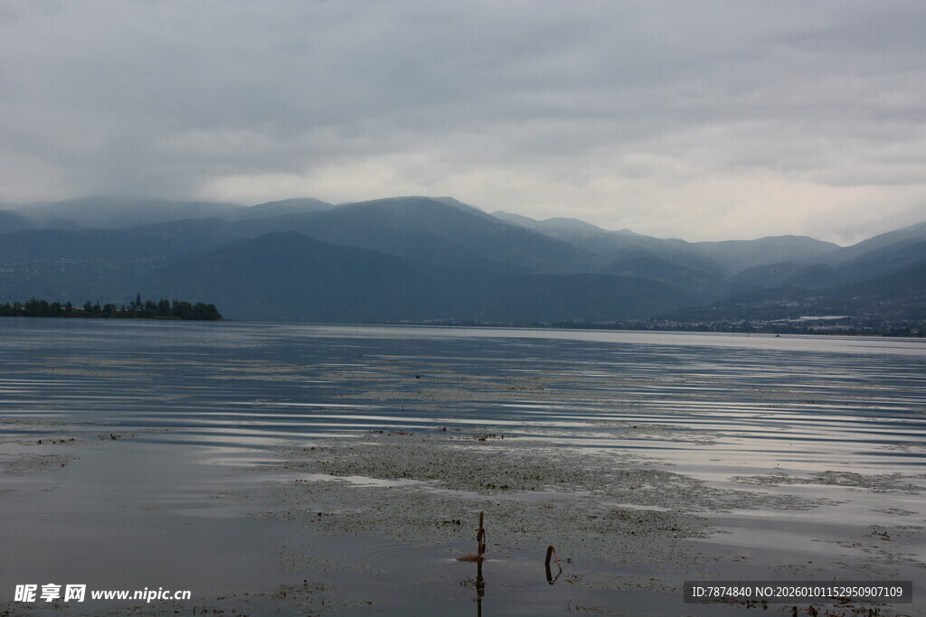 湖畔远山 云雾缭绕之景