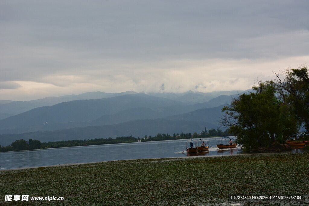 湖畔风光 远山近树景色美
