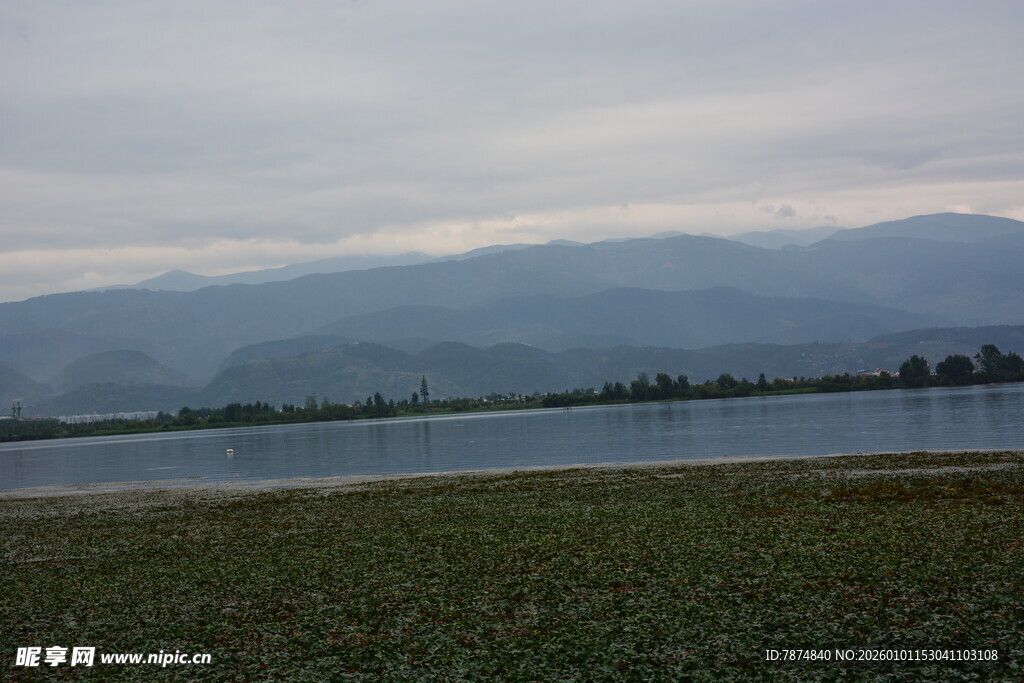 湖畔草地与远山景色