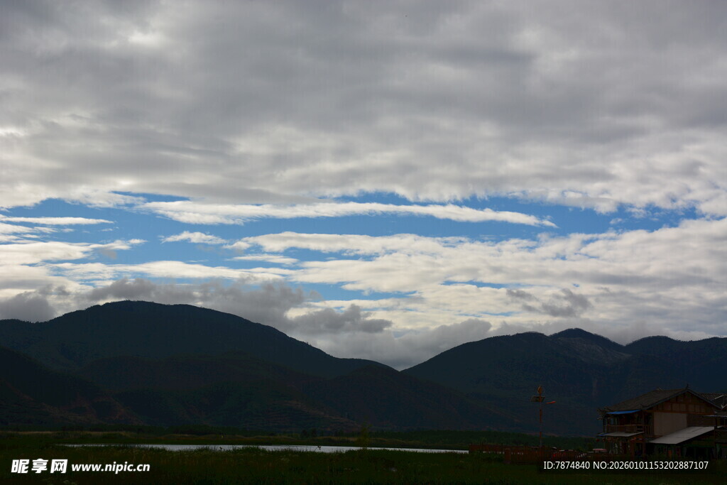山间多云天空景色