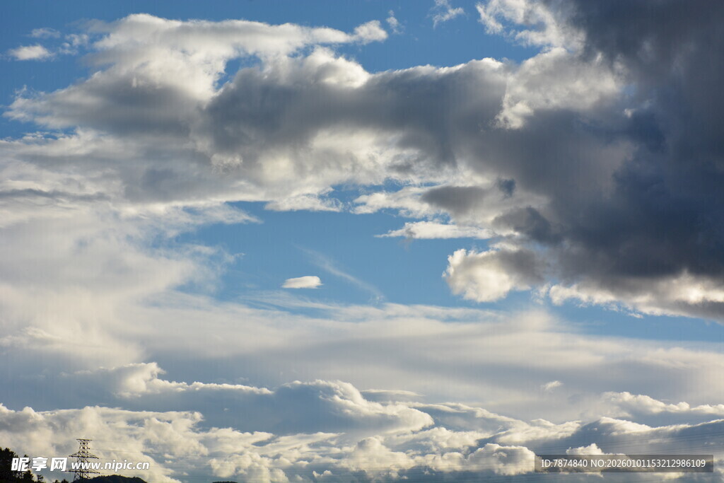 蓝天白云间的壮观云层