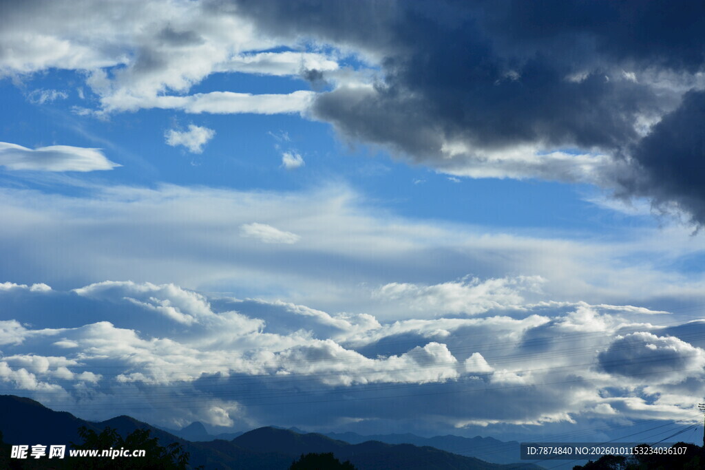 蓝天白云下的山峦美景
